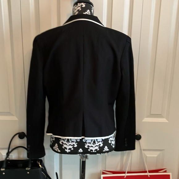 Fabulous black blazer w/white piping and B&W striped lining & fabulous detail. - Picture 5 of 16